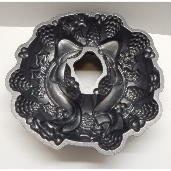 Nordic Ware Holiday Wreath Ribbon Bundt Cake Pan Heavy Cast Aluminum - Picture 7 of 11